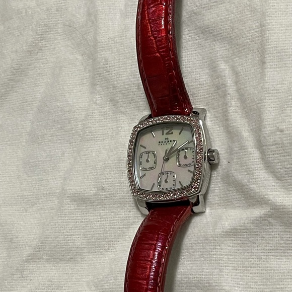 Skagen watch with pink leather band - Picture 3 of 8